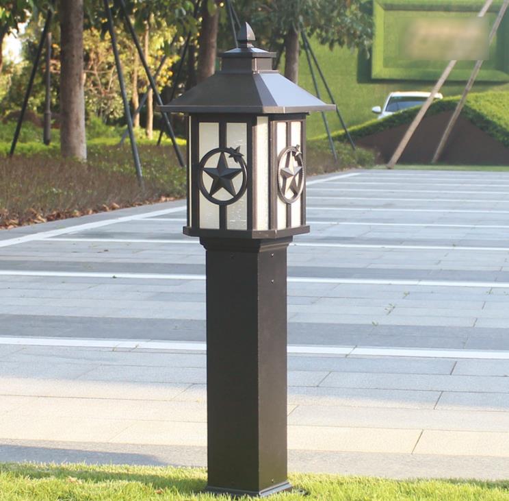 Lampa trawnikowa na zewnątrz nowoczesnej lampy ogrodowej w parku mieszkalnym